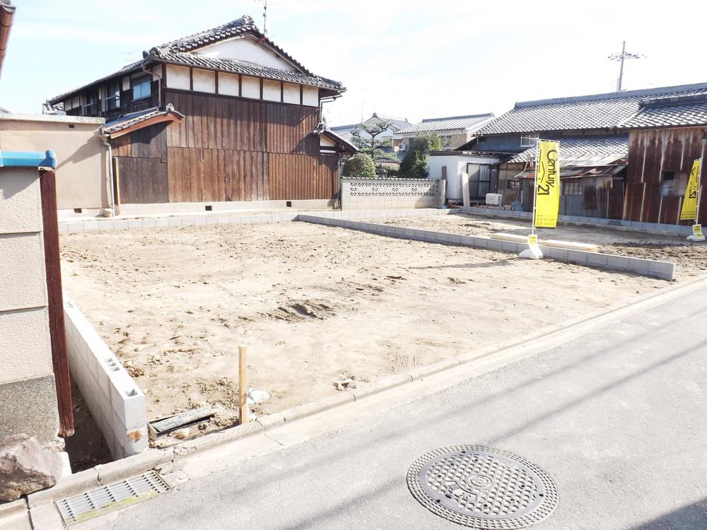 Local photos, including front road. Construction before local photo