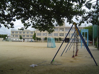 Primary school. Hisatsu 360m River to the elementary school (elementary school)