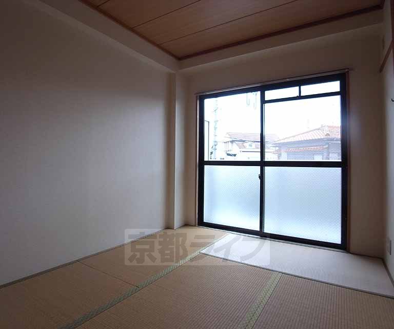 Living and room. It is east of the Japanese-style room.