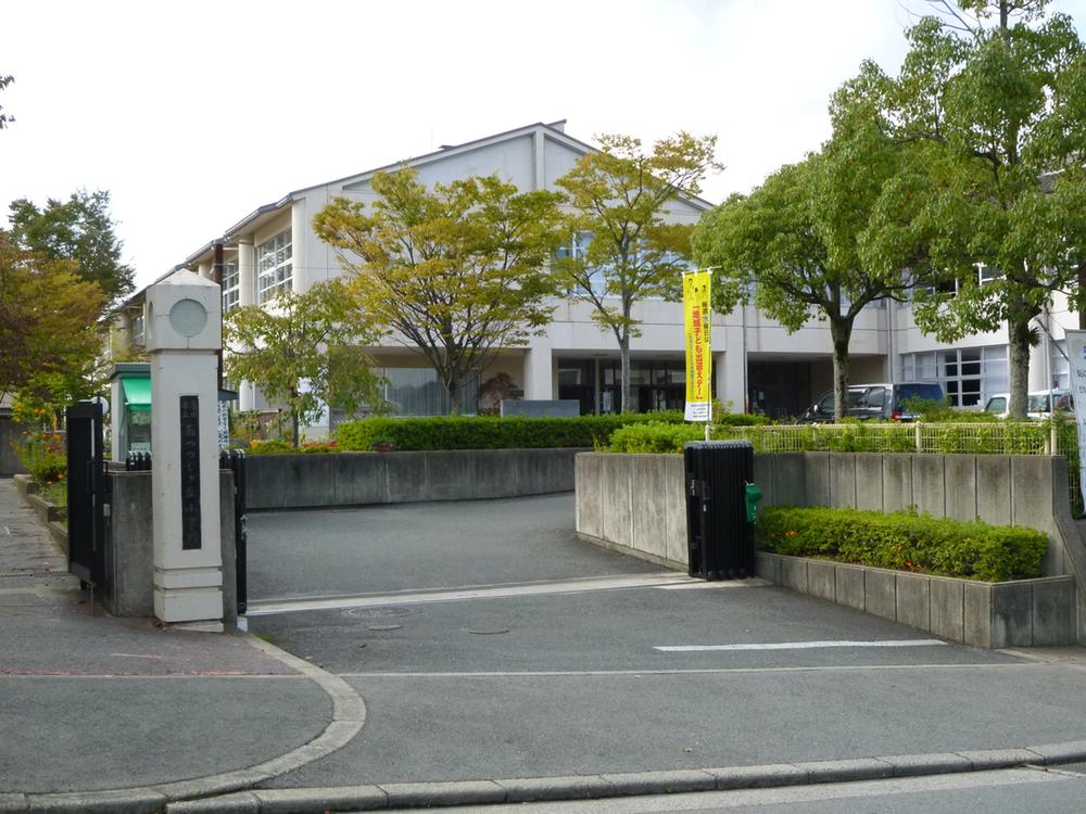 Primary school. Kameoka Municipal Minami Tsutsujigaoka to elementary school 420m