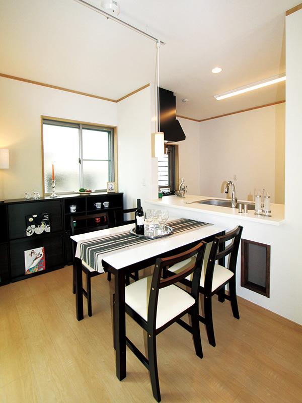 Kitchen. Model house (2013 June shooting) A popular face-to-face kitchen, Dishes while talking with family