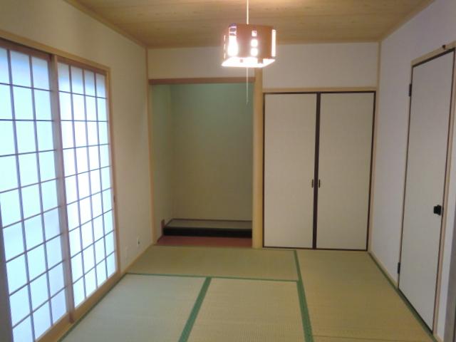 Non-living room. It is a Japanese-style room of the alcove with the living and continued. 
