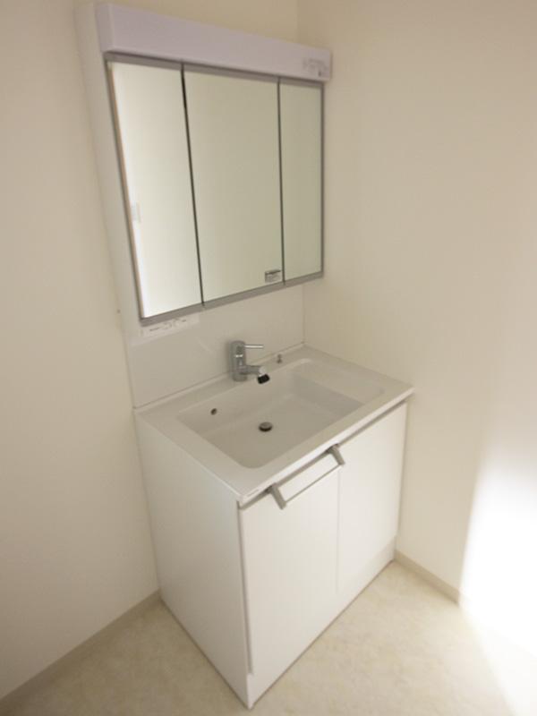 Wash basin, toilet. Storage There are plenty on the back of the mirror ☆ (October 2013) Shooting