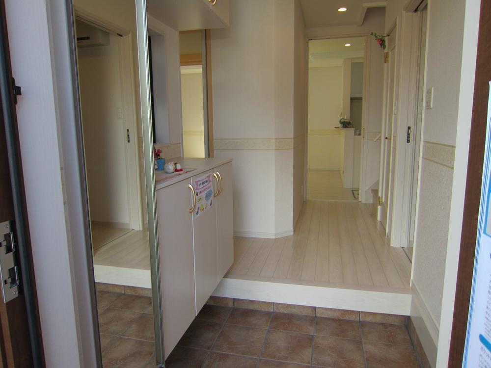 Entrance. Shoes BOX-equipped mirror. of course, It is also housed in the mirror. 