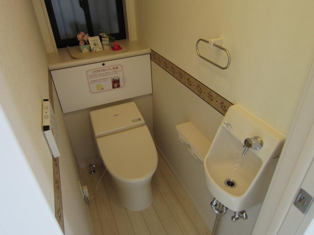 Toilet. It is a water-saving toilet. Storage has also been devised. 
