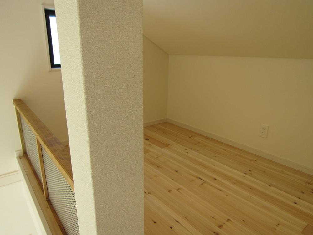 Non-living room. There are about three quires. 