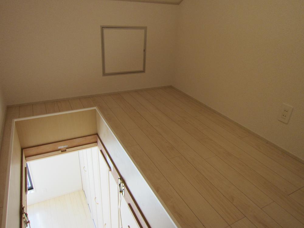 Receipt. Ceiling storage. Finish is a cross-covered on the same floor as the room. 