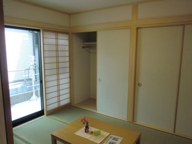 Non-living room. Moat with your stand. Kotatsu we can all housed under the floor. 