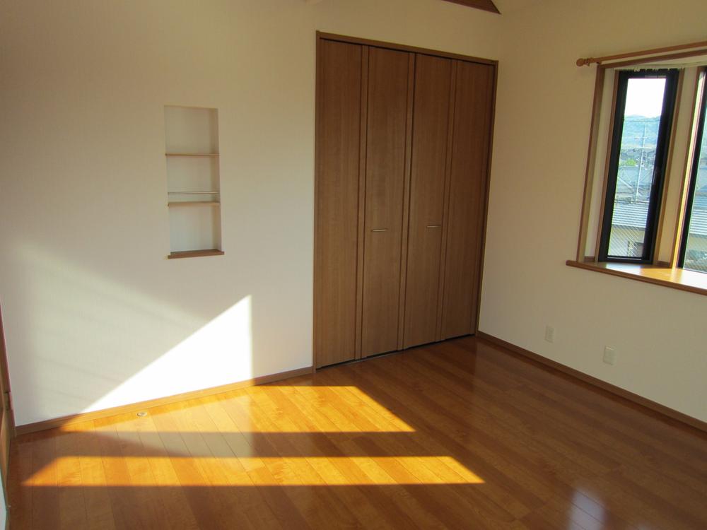 Non-living room. Magazine rack is also standard equipment. 