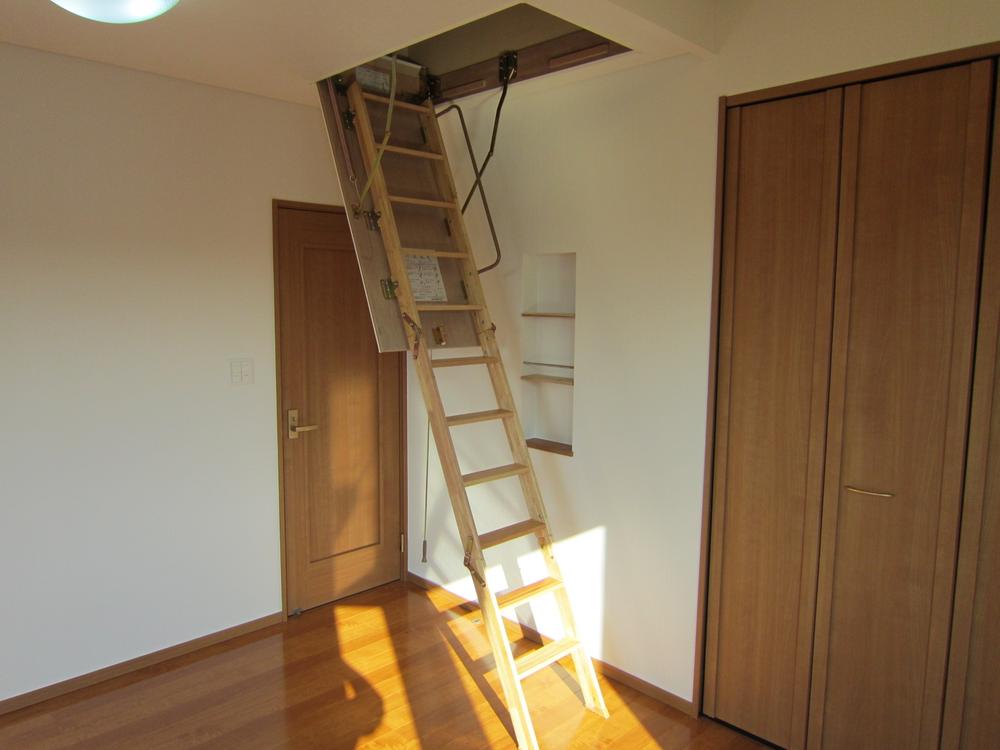 Non-living room. Ceiling storage There is also a storage-rich. 