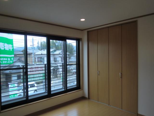 Non-living room. It is south-facing Master Bedroom. Sunny with good south-facing balcony is adjacent. 