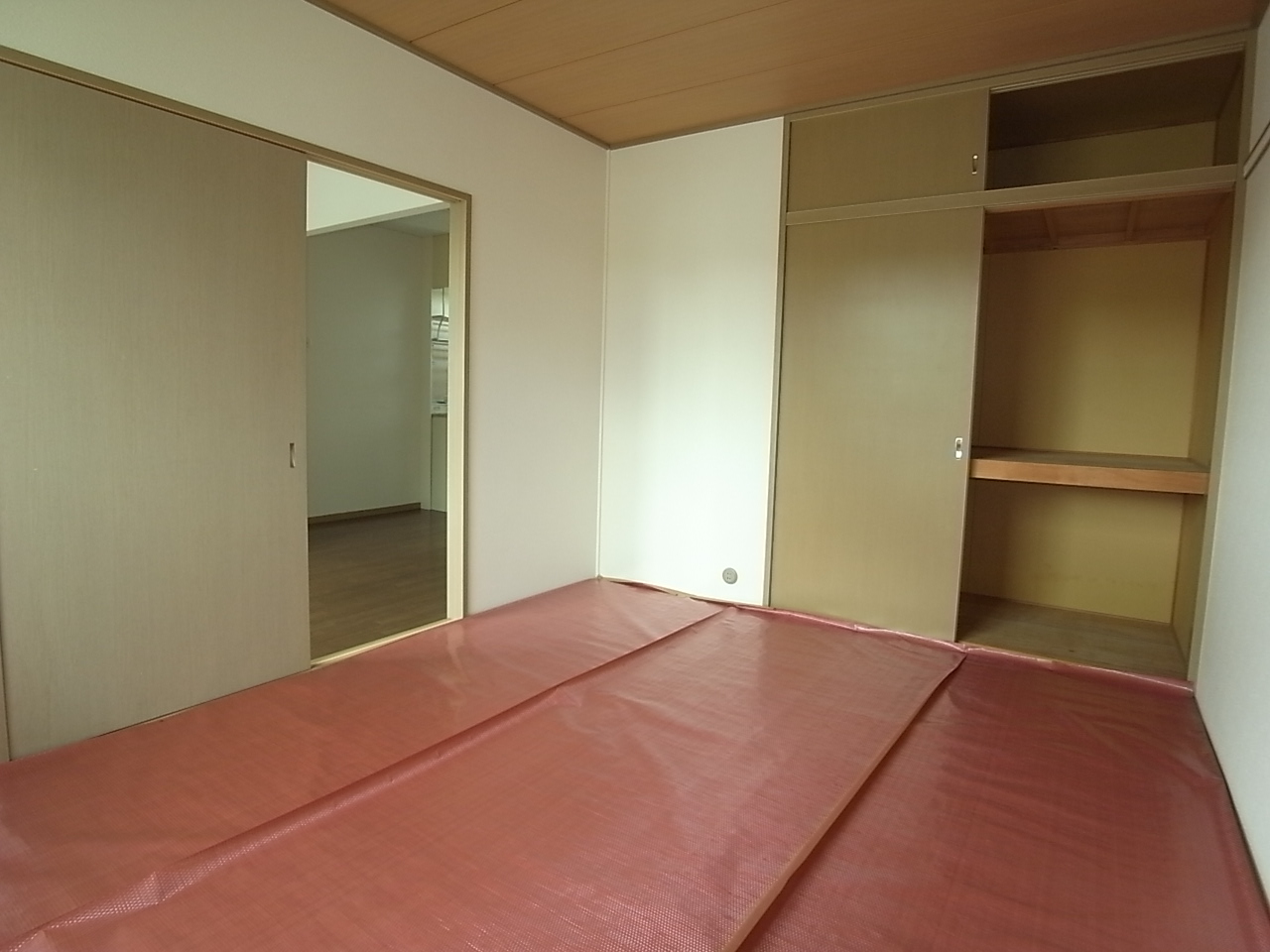 Other room space. Is a Japanese-style room. Put the sheet in preventing sunburn ☆
