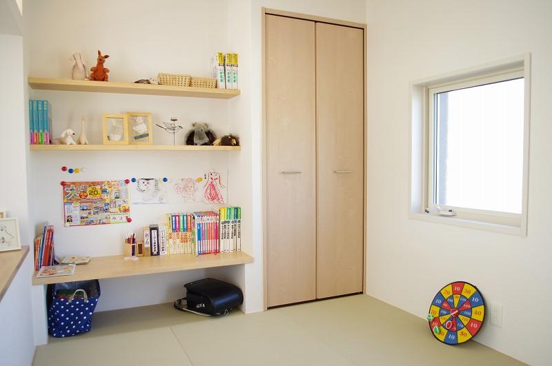 Model house photo. Ideal for small children, LDK hotel's tatami corner (local model house)