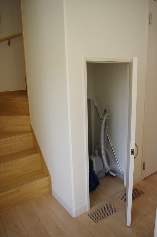 Model house photo. Convenient staircase Storage under the (local model house)