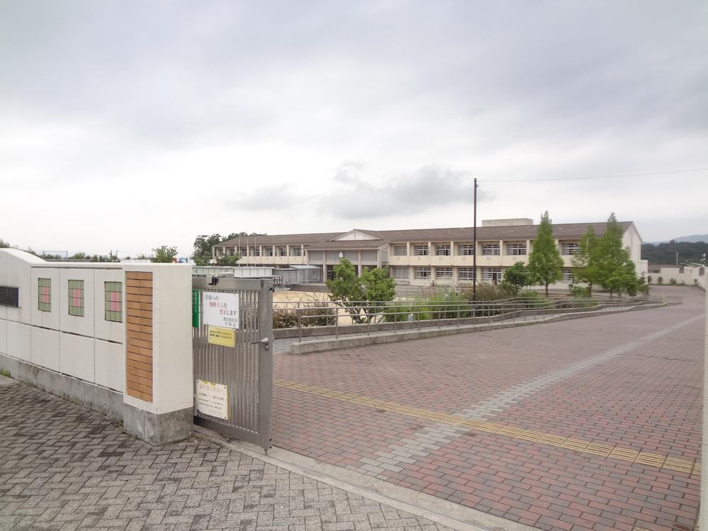 Primary school. Kizugawa stand Umemidai to elementary school 579m