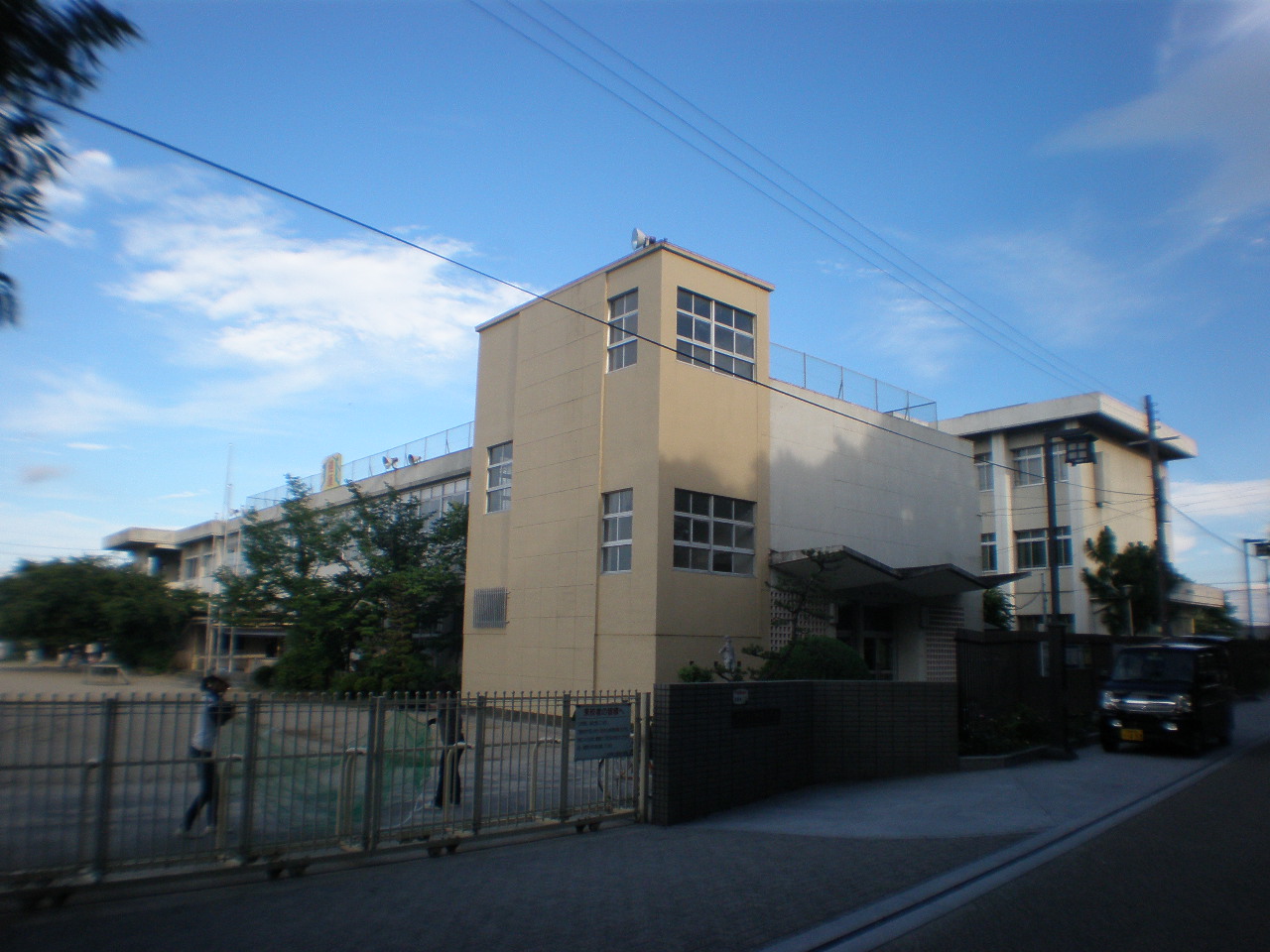 Primary school. Sagara to elementary school (elementary school) 620m