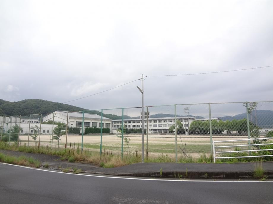 Junior high school. Kizu City Izumikawa until junior high school 985m