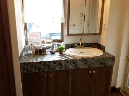 Wash basin, toilet. ~ Stylish wash basin ~