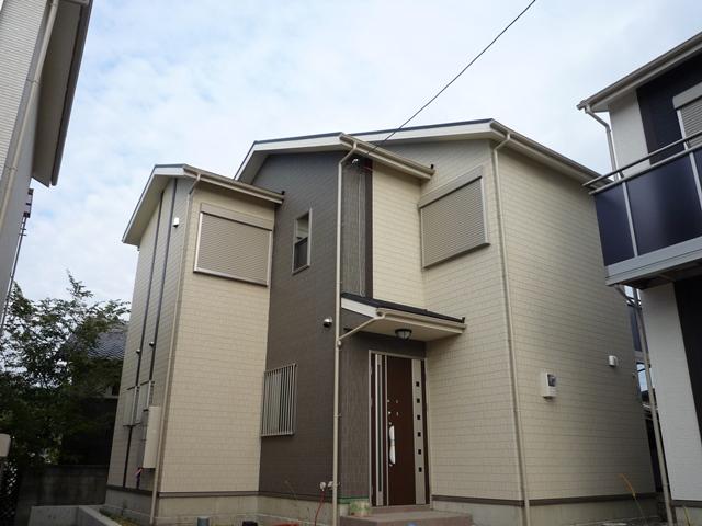 Local photos, including front road. Complete compartment photo