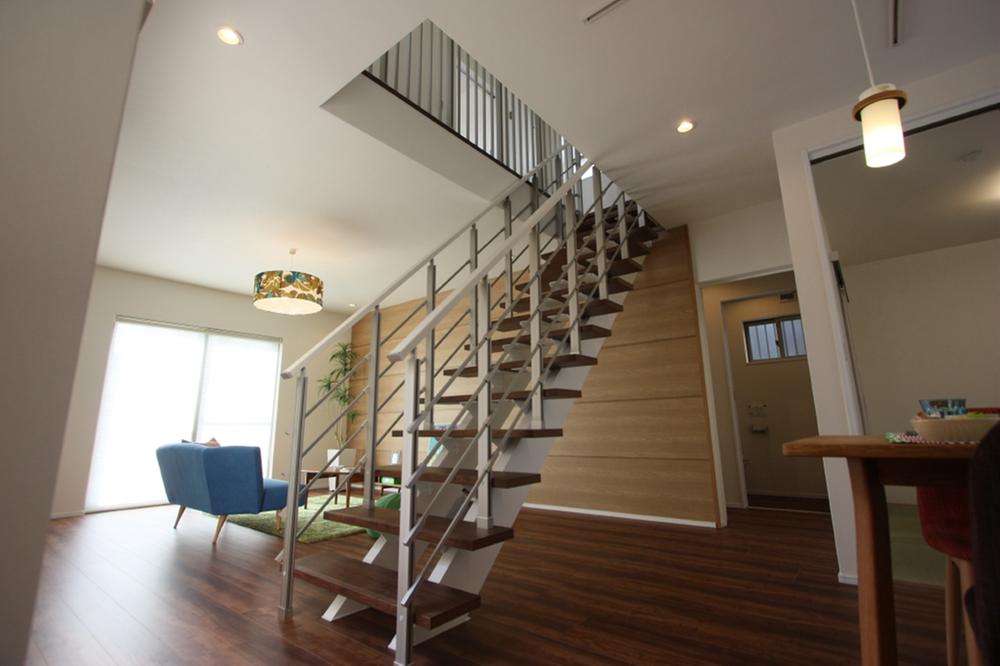 Living. In Western-style strip stairs! 