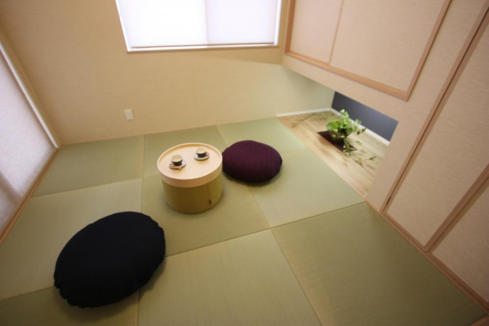 Non-living room. Closet under Japanese-style is fashionable to be a flower arrangement