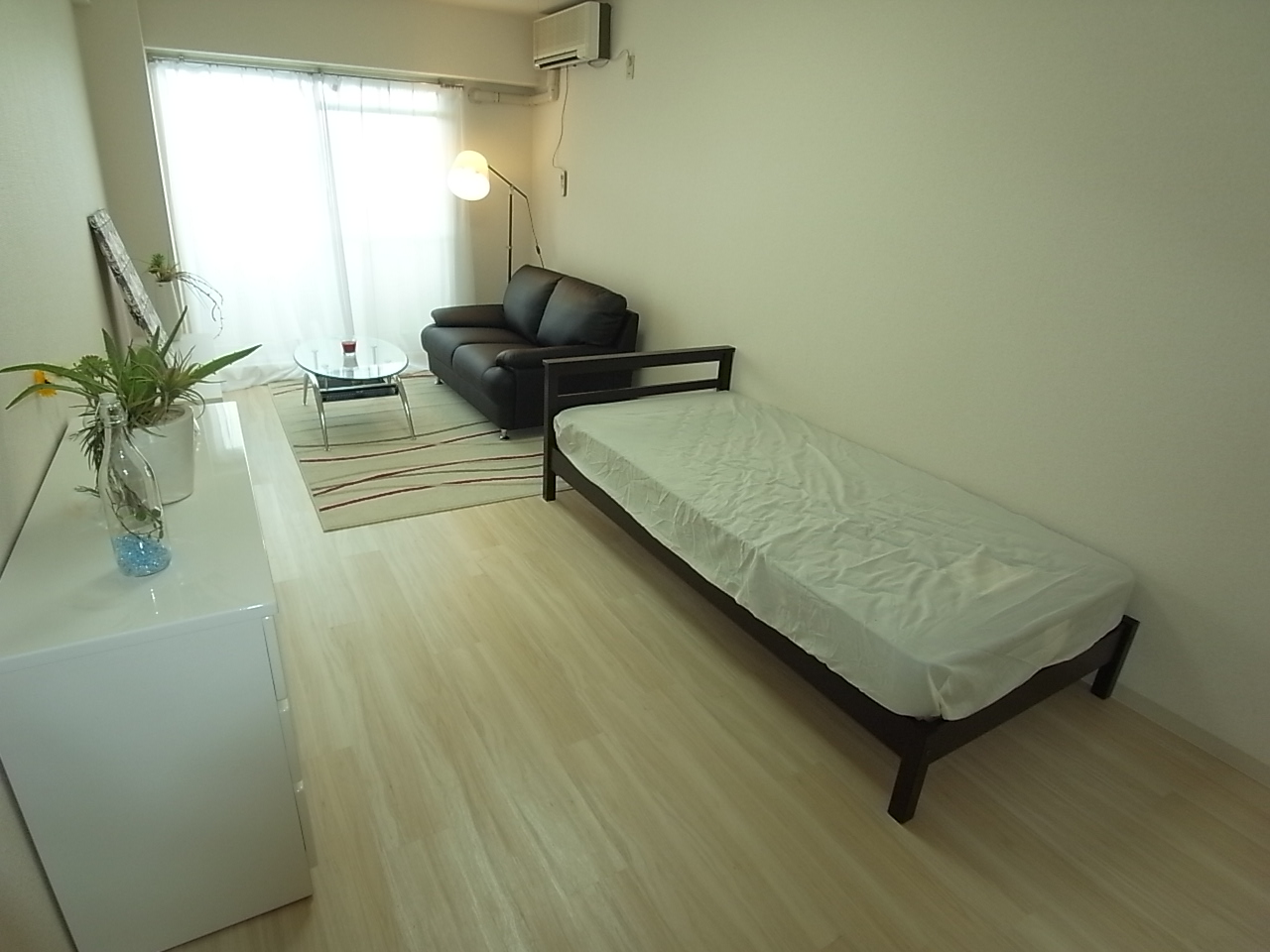 Living and room. Model is room ☆