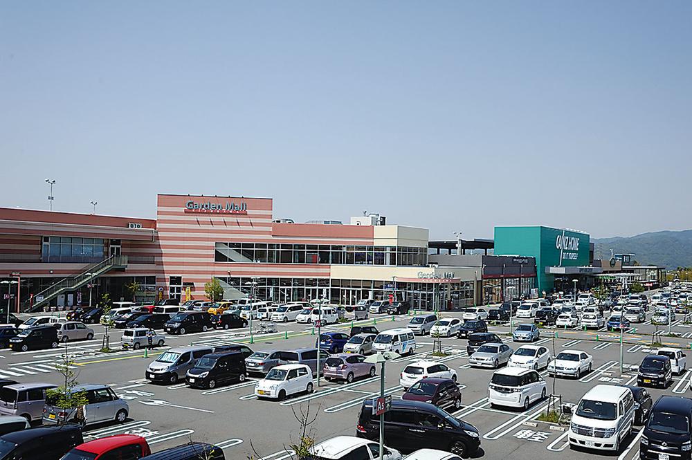 Shopping centre. 3400m to Garden Mall Kizu