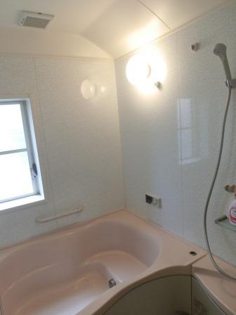 Bathroom. Bathroom also offers 1.25 square meters. Why do not heal the fatigue of the day with a big bath.