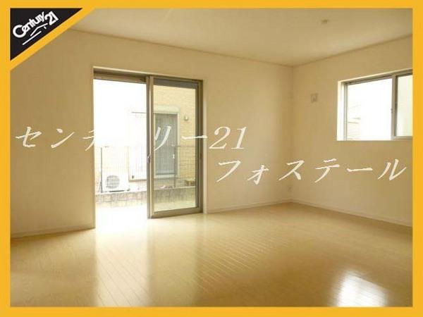 Living. South-facing living room where the light is plugged ☆ 