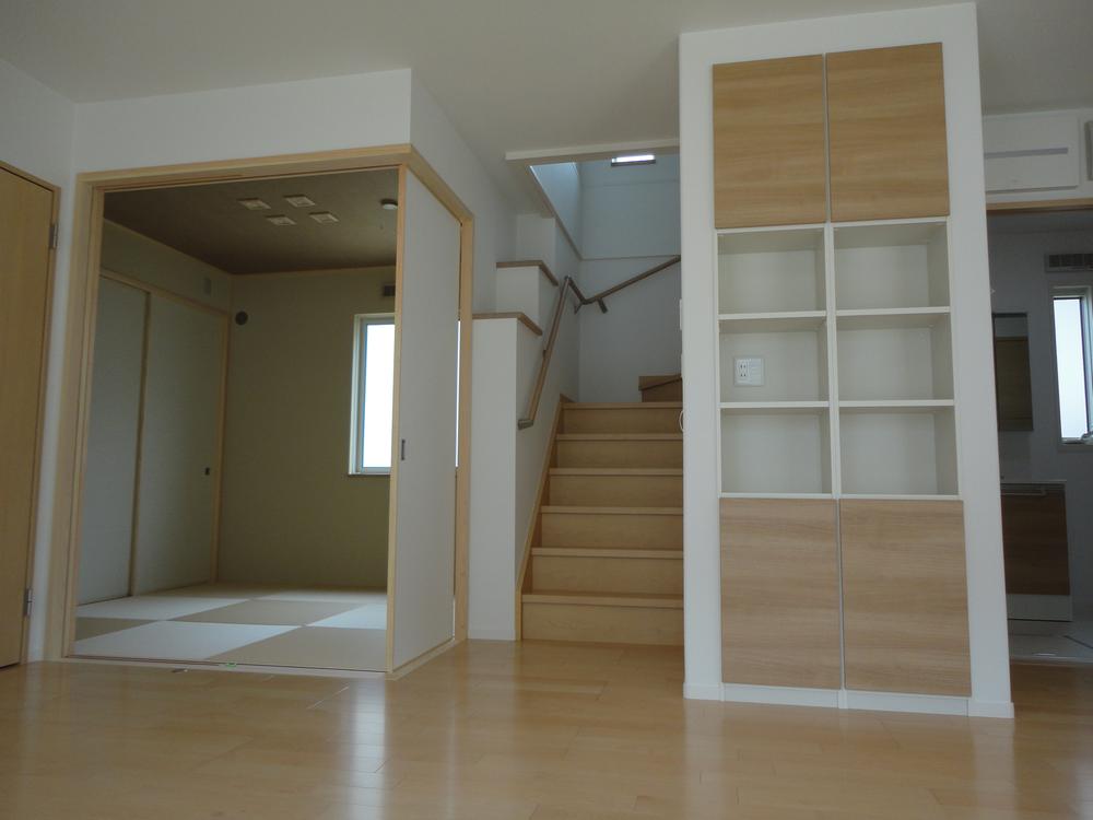 Same specifications photos (living). No. 36 place Japanese-style room Living stairs Receipt Because it is in the living room stairs, It will increase the communication with your child.  Also, Please see once because there is a little stand is next to the stairs. 