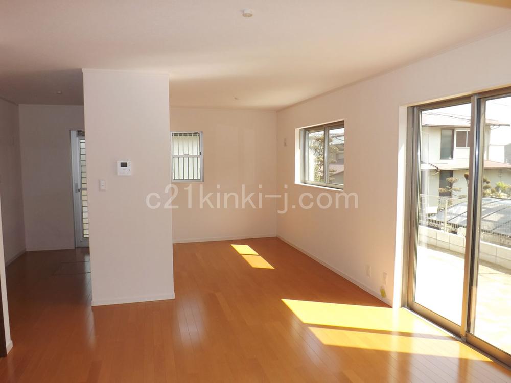 Living. Daylight from the south garden is bright LDK! 