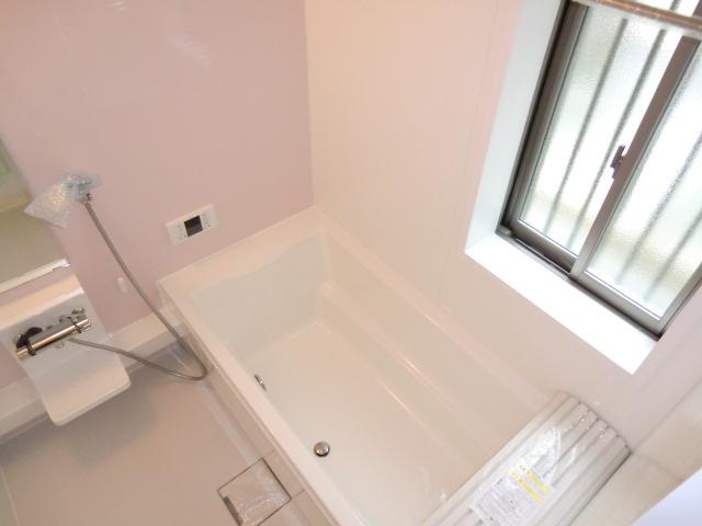 Bathroom. Water-saving, Excellent thermal insulation "Raku eco bathtub! " Bathroom with heating dryer! 