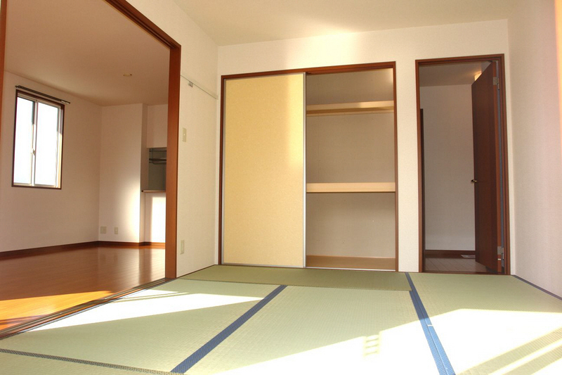 Living and room. Also housed in a Japanese-style! !