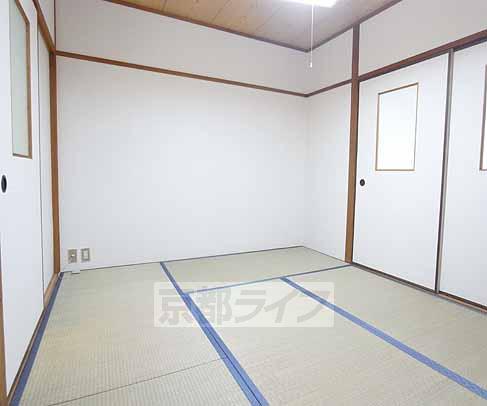 Living and room. Is a Japanese-style room.