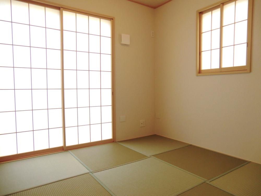 Other introspection. Slowly relaxing Japanese-style room. 