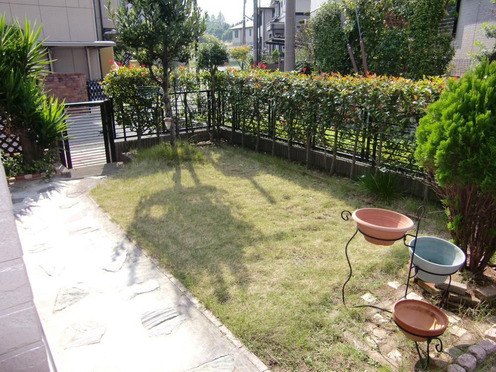 Garden. There is the south side of the bright garden