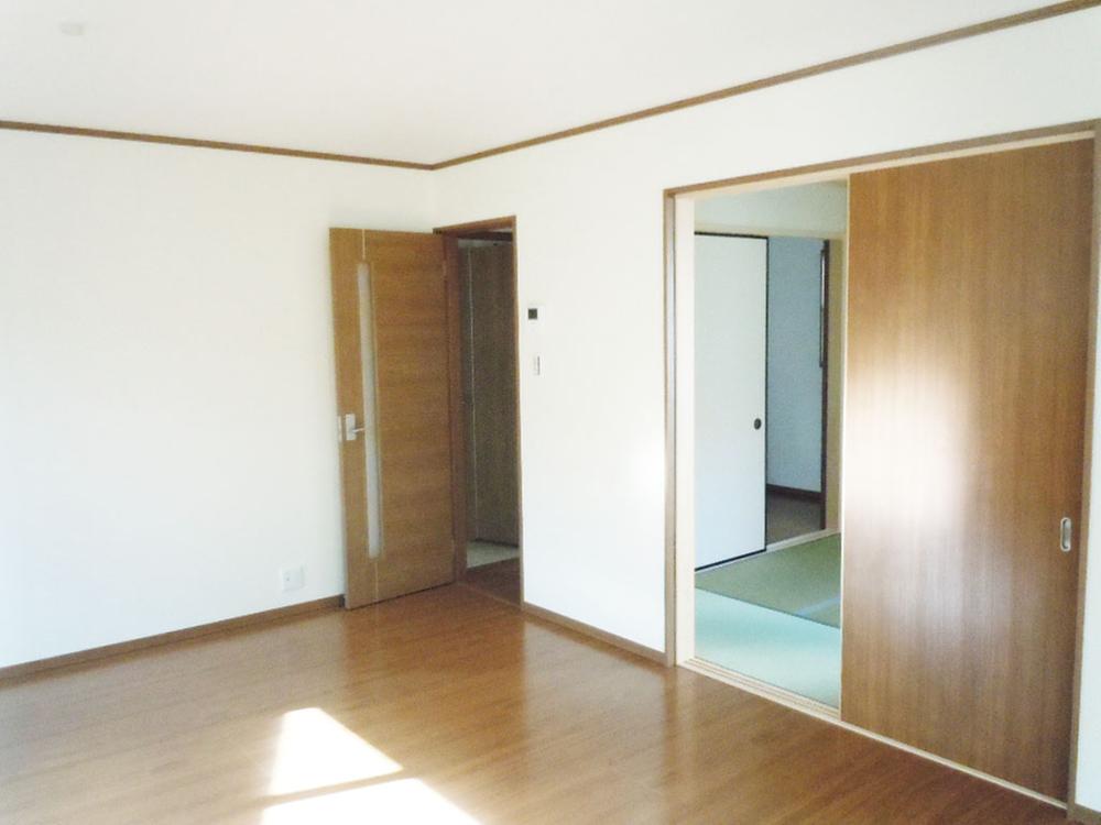 Same specifications photos (living). Brightly, Spend the time of family reunion in the living room and spacious. (The company example of construction photos)