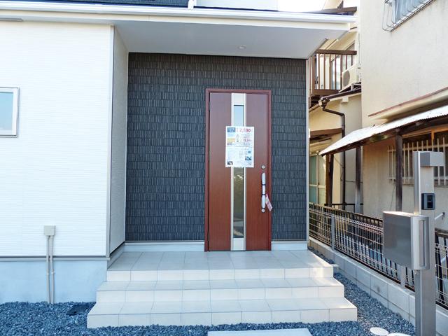 Entrance. Also safe for a rainy day with a roof!