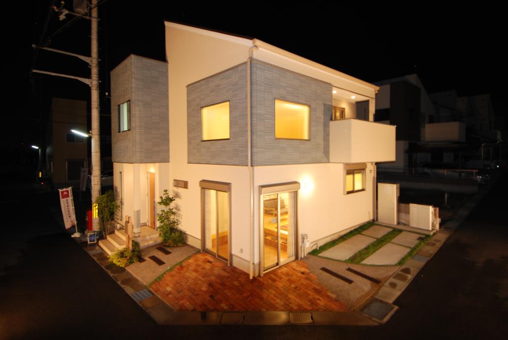 Local photos, including front road. It adopted the rich colors siding, Summer winter and cool eco-style next-generation energy-saving house correspondence was realized warm high air-tightness and thermal insulation of the house! Ikase your only personality in a stylish appearance. 