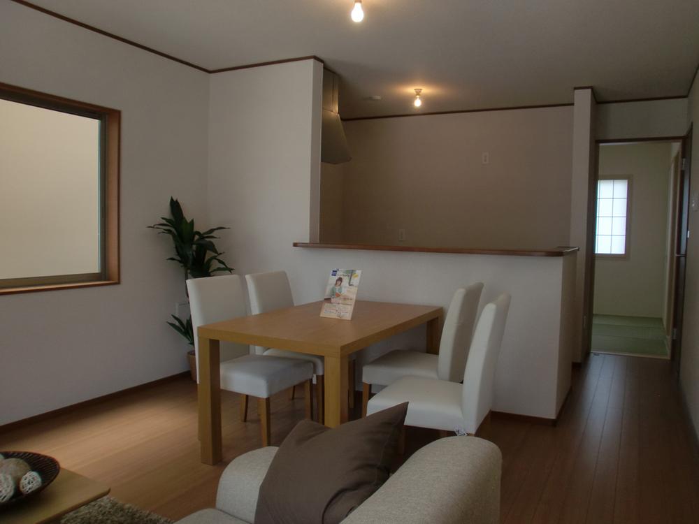 Same specifications photos (living). All face-to-face mansion kitchen!