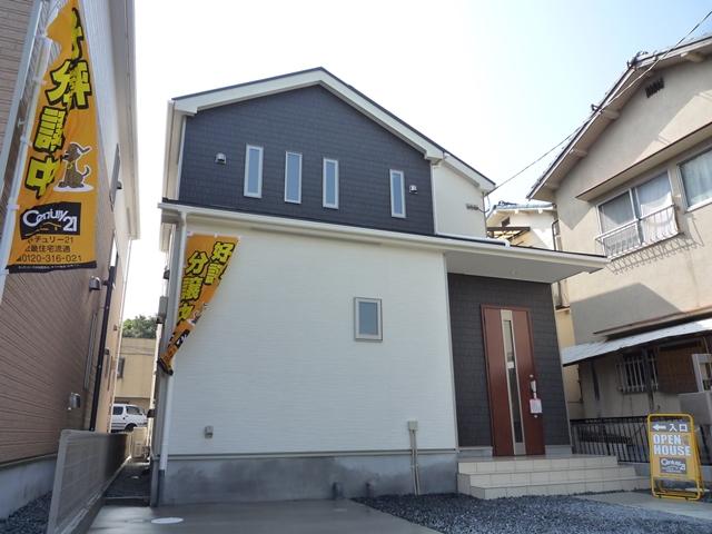 Local appearance photo. Wash away the dirt in the rain in the field finished photograph (appearance) hydrophilic coating outer wall.