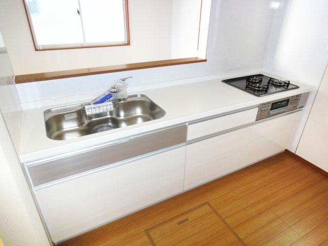 Same specifications photo (kitchen). Also momentum conversation with the family during cooking in the face-to-face kitchen. (The company example of construction photos)