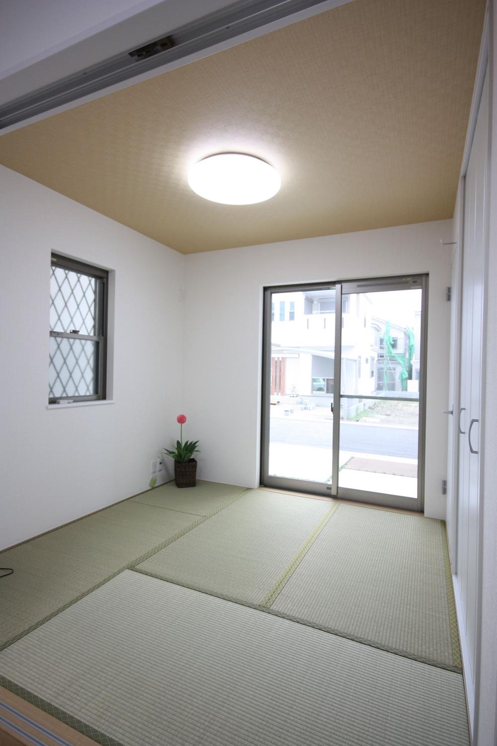 Building plan example (introspection photo). Japanese-style room adjacent to the living room, Together and to open the sliding door and LDK will be in large space