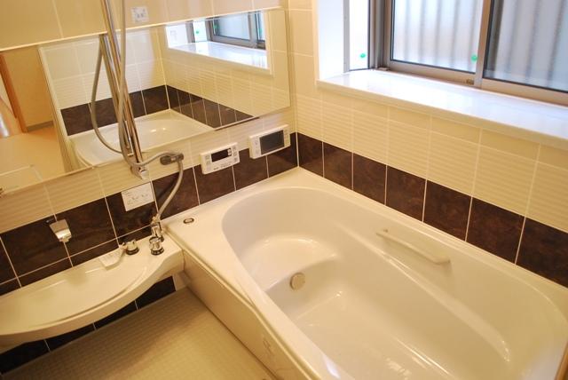 Bathroom. Same specifications photo (bathroom) Bathroom heating dryer ・ It comes with a bathroom TV.