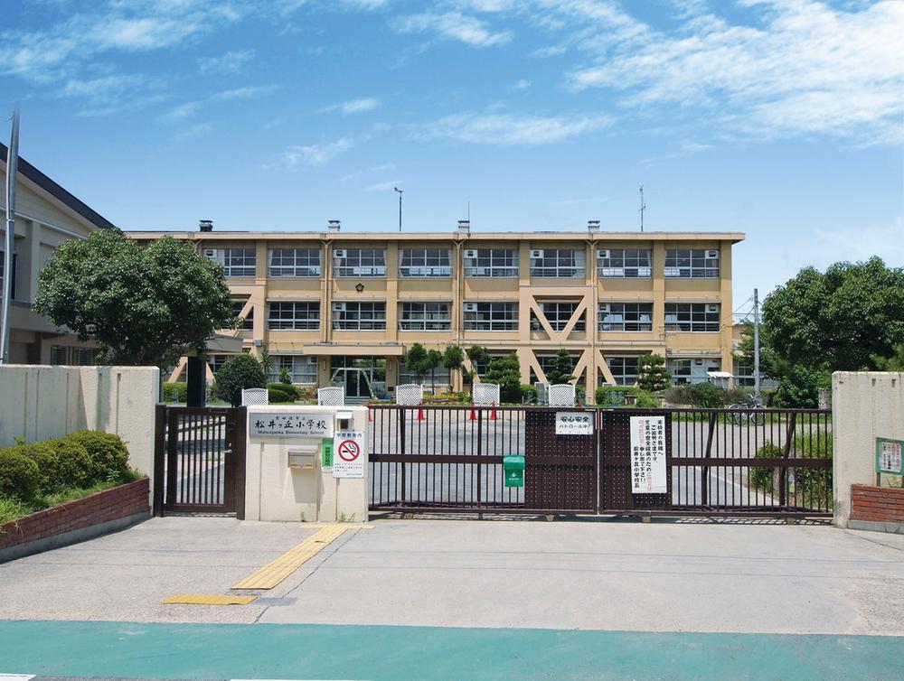 Primary school. 110m up to municipal Matsui Keoka Elementary School
