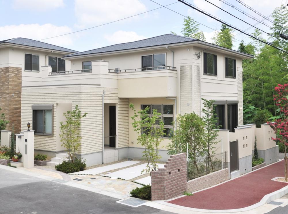 Appearance with high quality and dignified. 3 direction areas responsible for the entrance of the city block. Each time you go home, It is met the family of the heart.