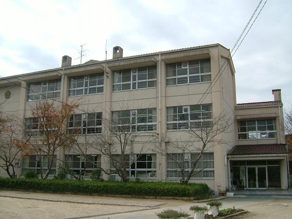 Primary school. Safely in the 240m low-grade children to municipal Taoyuan Elementary School, Is a 3-minute walk "Taoyuan Elementary School". 