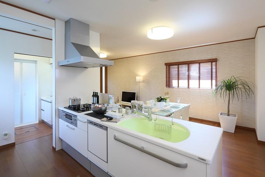 Kitchen. Island type of kitchen overlooking the LDK and Family Studio (V-1 No. land)