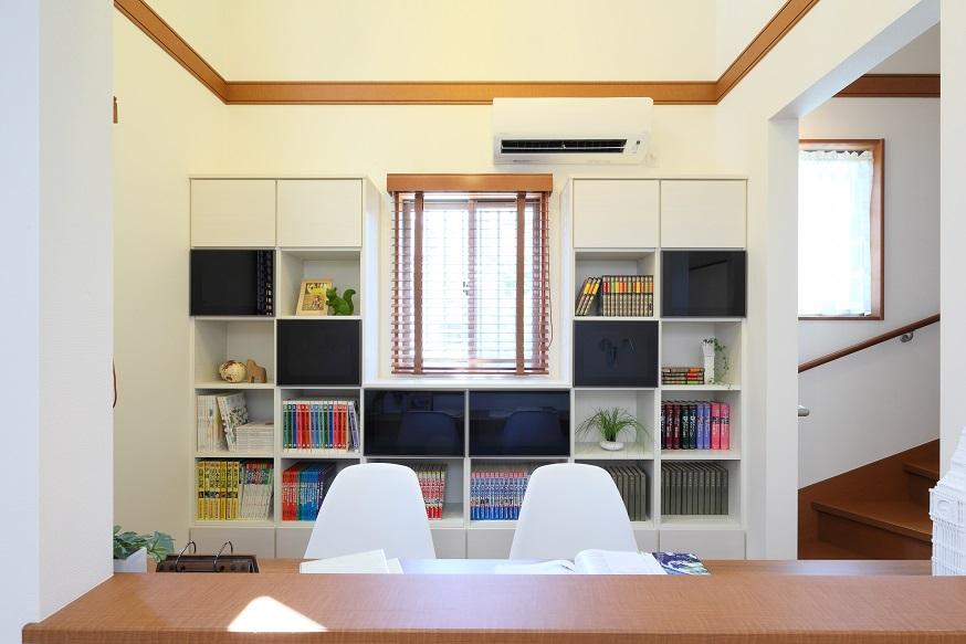 Non-living room. The atrium provided in the upper portion, A counter and a large bookshelf also become study space "Family Studio" (V-1 No. land)
