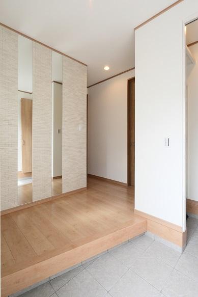 Entrance. Nestled and design a large shoe closet of fashionable mirror is in the "spacious entrance" (V-2 No. land)